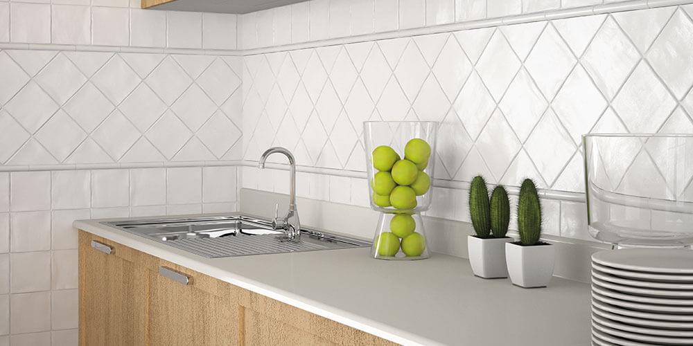 Fliesenwand mit hellen Fliesen